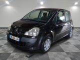 la photo d'une petite voiture noire garée dans un garage