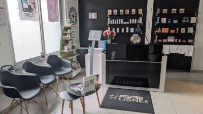 quatre chaises noires dans une pièce avec un tapis noir