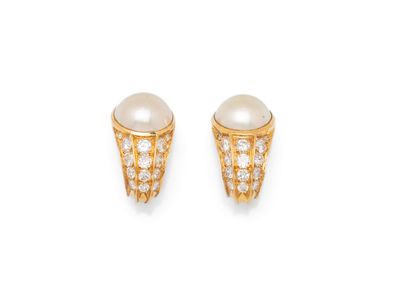 une paire de boucles d'oreilles en perles de culture et diamants