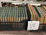 de nombreuses piles de livres sur une étagère dans un magasin