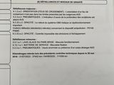 Le document se trouve sur la table, avec le mode d'emploi de la machine.