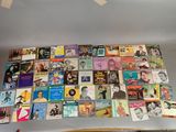 une grande collection de livres de musique accrochés au mur