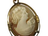 l'image d'une photo représentant une femme dans un pendentif en camée