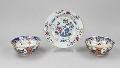 trois pièces de porcelaine chinoise sur un socle