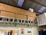 une photo d'un immeuble avec un balcon et des balcons sur le toit