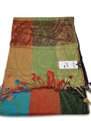 une écharpe multicolore à franges sur fond blanc