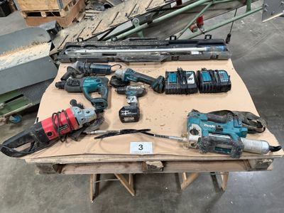 un grand nombre d'outils posés sur une table