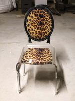Chaise en plastique à motif léopard (photo 2)