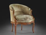 une chaise avec une assise rembourrée beige et un piètement en bois