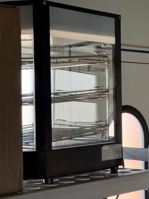 une image d'un four commercial dans une cuisine commerciale