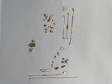 beaucoup de bijoux en or et en argent sur une table