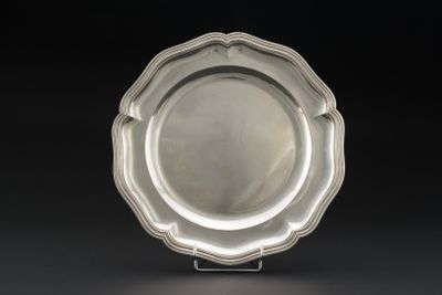 Plat circulaire en argent 950‰ à bord chantourné et décor de… - Photo 1