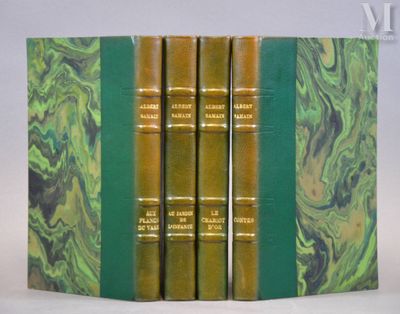 trois livres sont empilés sur une table