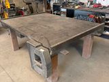 une table en bois et en métal