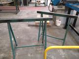 une table placée au milieu d'une pièce