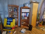 une photo d'une chambre en désordre, avec beaucoup d'objets éparpillés par terre