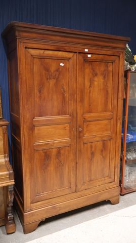 Armoire de style Louis Philippe en noyer ouvrant à deux portes. H...