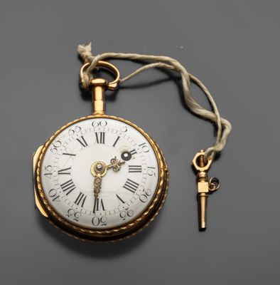 une montre de poche ancienne à laquelle est suspendue une clé, attachée à sa chaîne