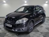 la photo d'une voiture noire garée dans un garage