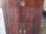 une armoire en bois surmontée d'un miroir