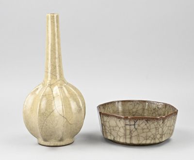 deux vases et un bol placés les uns à côté des autres