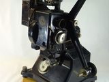 une machine noire posée sur un socle en bois
