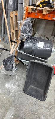 un tas d'ordures et une pelle dans un garage