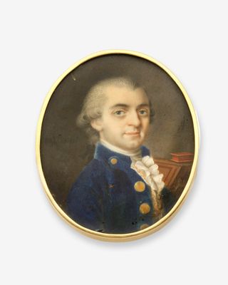 portrait d'un homme vêtu d'un manteau bleu et d'une chemise blanche