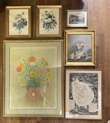 de nombreuses photos encadrées sur le mur de cette pièce