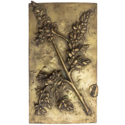 une plaque métallique sur laquelle figure une fleur sur fond blanc