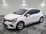 la voiture blanche est garée sur un carrelage à carreaux