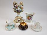 quatre tasses et soucoupes ainsi qu'un vase sur la table
