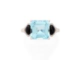 une bague avec une topaze bleue et un onyx noir