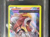 un gros plan d'une carte Pokémon dans son emballage en plastique