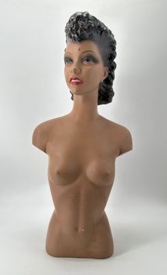 un mannequin féminin aux cheveux noirs et au rouge à lèvres rouge