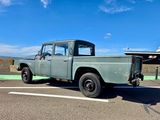 un camion vert garé sur un parking à côté d'un bateau de croisière