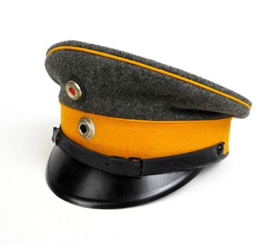 un chapeau posé sur une table