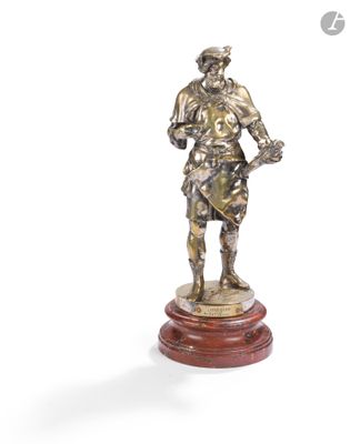 une image représentant une statue d'un homme tenant une épée, posée sur un socle en bois
