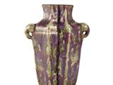 un vase violet à deux anses sur fond blanc