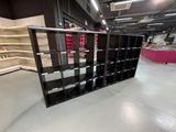 un grand magasin vide avec des rayons au milieu de la pièce