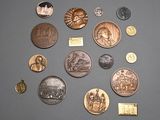 beaucoup de pièces qui sont sur la table