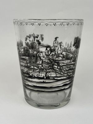 un verre à shot orné d'une image en noir et blanc représentant un homme à cheval