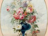une peinture de fleurs dans un vase bleu sur une table