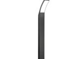 un gros plan d'une lampe noire sur fond blanc