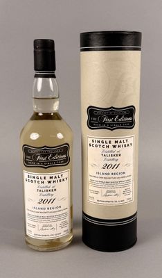 une bouteille de whisky écossais à côté d'un carton