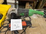 une photo d'une ponceuse filaire et d'autres outils posés sur une table