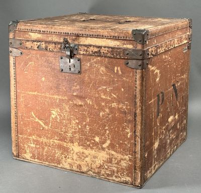 une vieille valise posée sur une table