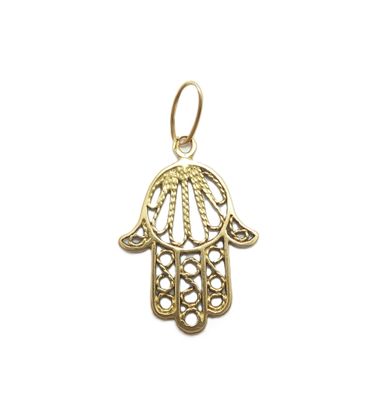 un pendentif en forme de main de Hamsa dorée sur fond blanc