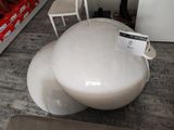 un grand objet blanc exposé dans un magasin