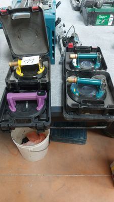 de nombreux outils posés sur une table